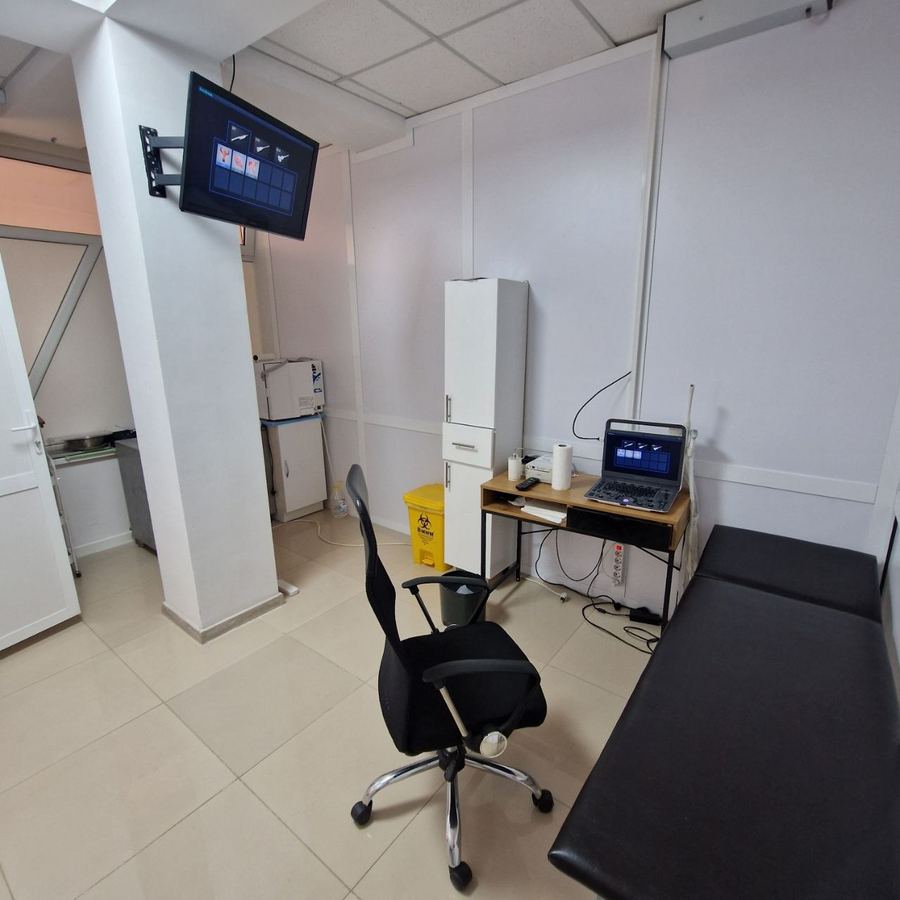 Cabinet de ecografie cu monitor și aparat USG