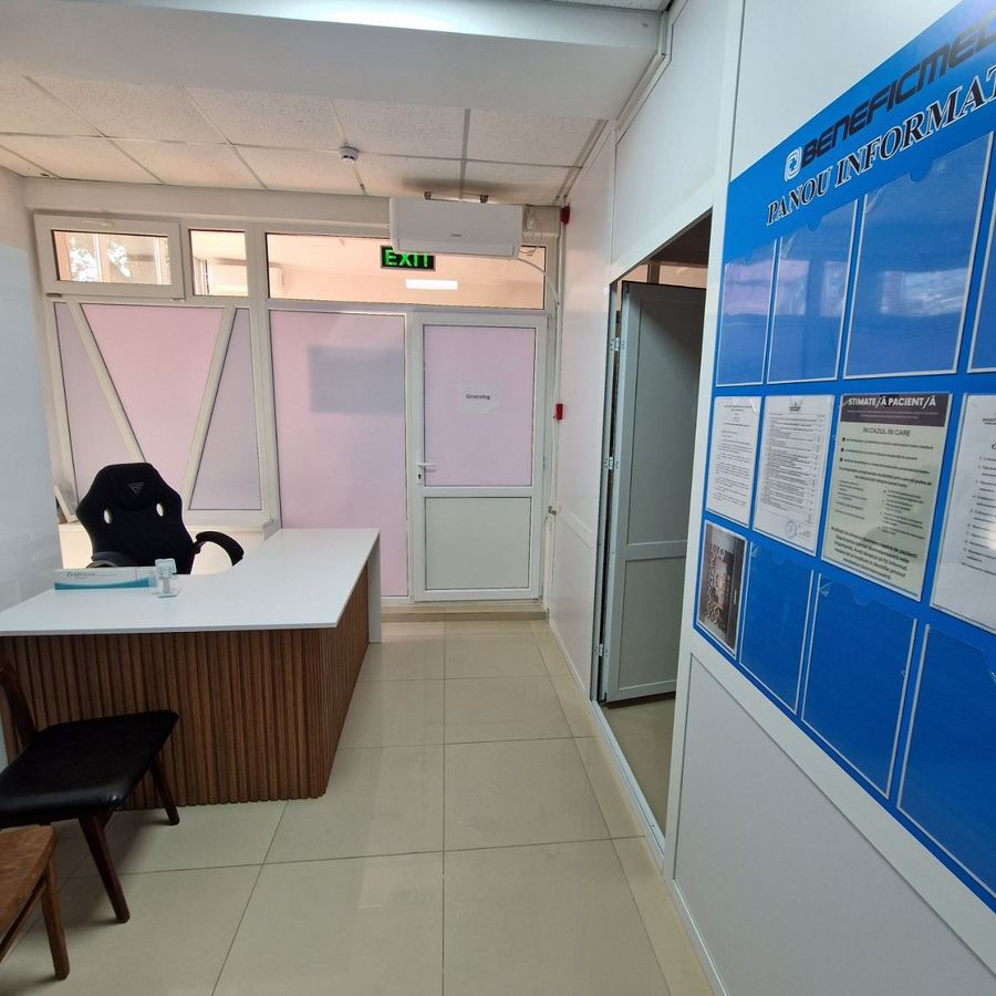 Recepția și panoul informativ, ușa cabinetului de ginecologie