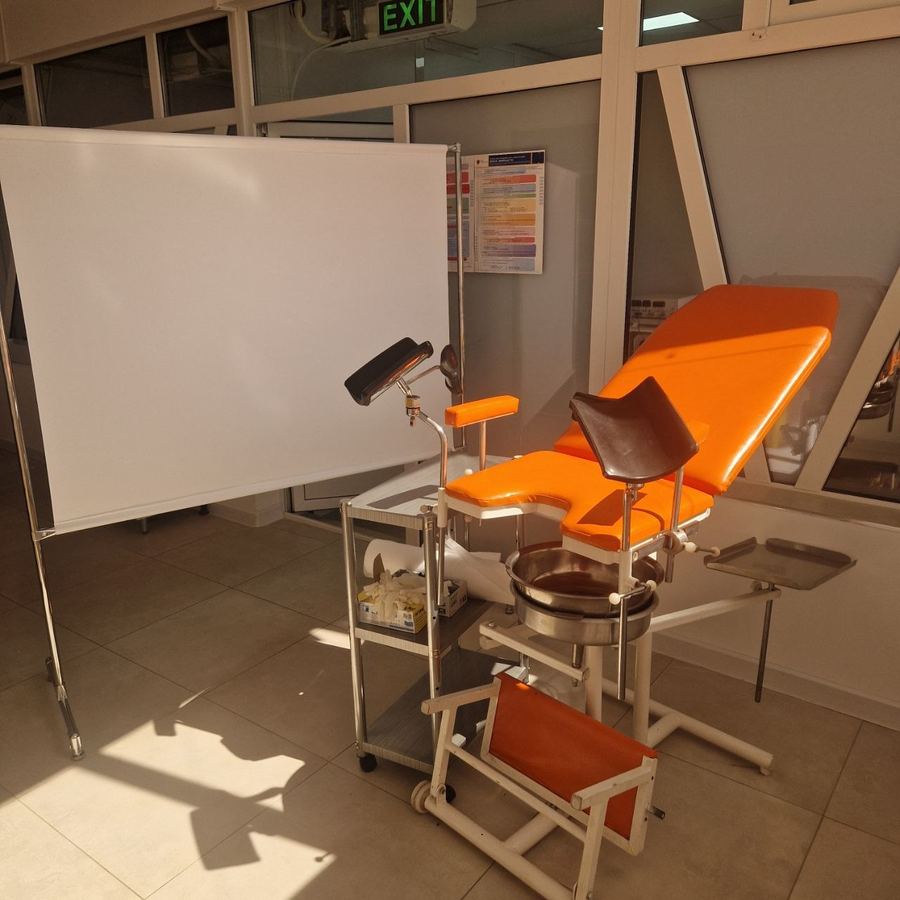 Scaun ginecologic și instrumentar pregătit